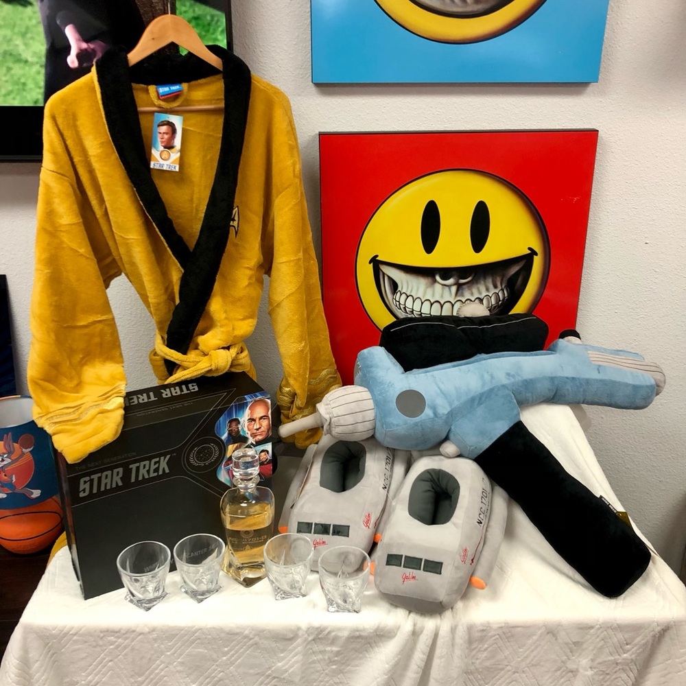 Star Trek Lot-Galileo slippers, TOS Phaser, Cpt'n Kirk Robe & 5 Pc Decanter Set